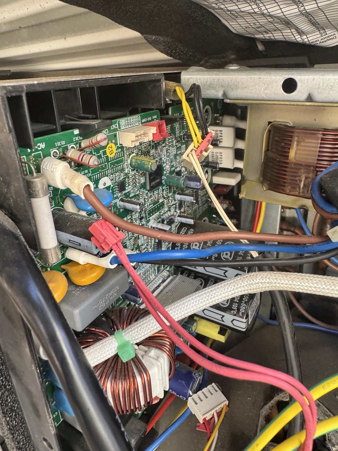 Revisión de la placa electrónica de un equipo de aire acondicionado