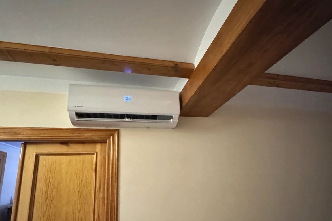 Split instalado en una habitación con vigas de madera