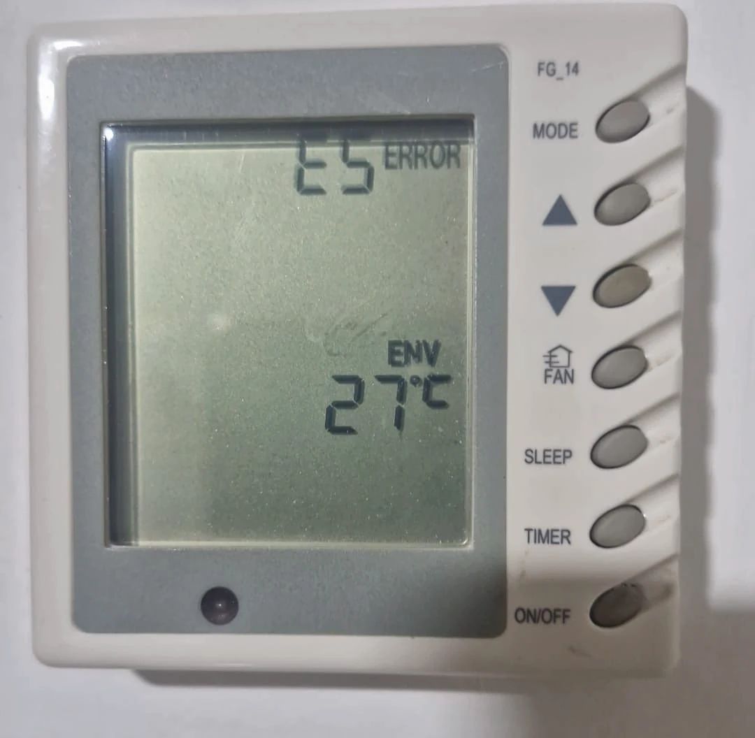 Mando de pared mostrando el código de error E5
